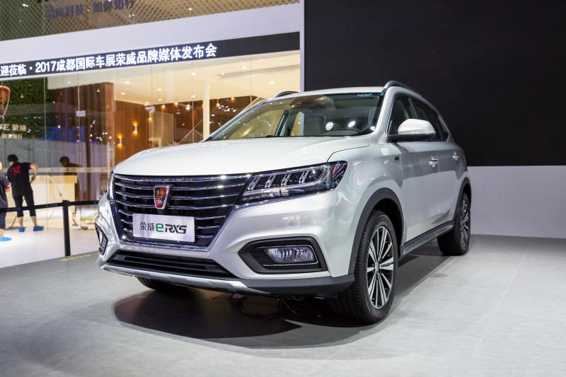 全新榮威950、榮威e950定義“高級轎車” 成都車展亮相售價16.88萬起 互聯(lián)網(wǎng)汽車上市一周年 系統(tǒng)升級帶來顛覆式進化