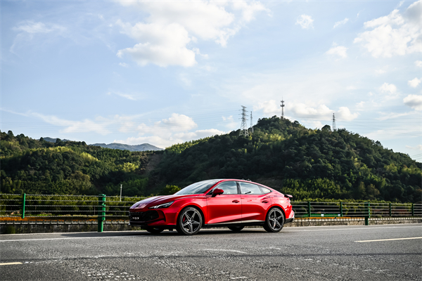 B級運(yùn)動(dòng)轎車新標(biāo)桿來了，MG7 2025款智能登場，限時(shí)一口價(jià)11.29萬元起